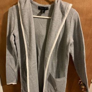 Gray hooded sweater w/ white trim and pockets sm